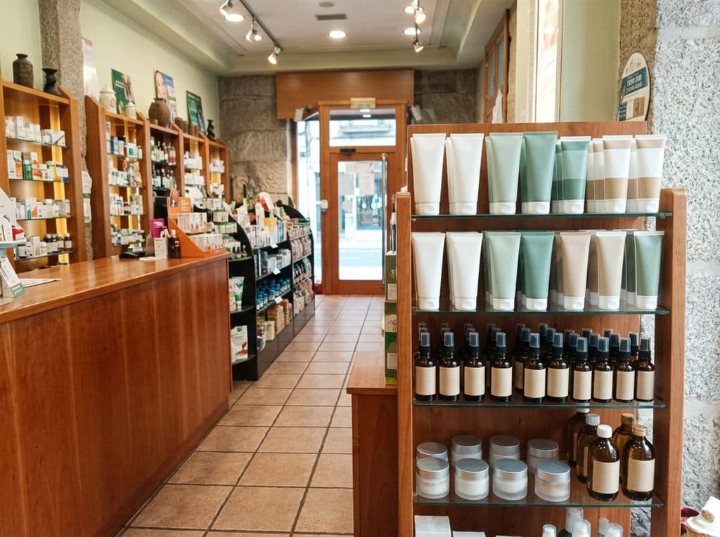 Expositor de cremas, geles y aceites para piernas cansadas en herbolario de Ourense