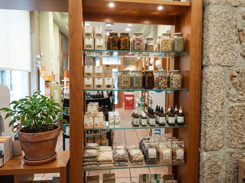 Productos naturales de origen vegetal en el herbolario O Buxo de Ourense