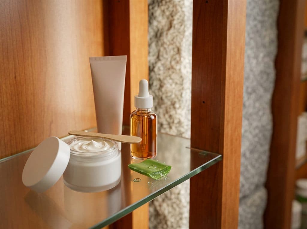 Crema hidratante para piel sensible y dermocosmética en la parafarmacia de Ourense
